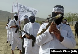 Fotografia realizată la data de 15 august 2016 înfățișează adepții unei facțiuni talibane separatiste, la o adunare din provincia Zabul, sudul Afganistanului. Facțiunea, cunoscută sub numele de Mahaaz-e-Dadullah, a numit un nou lider pentru grup, nepotul liderului fracțiunii ce fusese ucis în 2014.