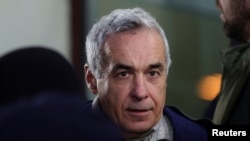 Fostul candidat la alegerile prezidențiale, Călin Georgescu, a fost audiat timp de cinci ore la Parchet. A fost așteptat de sute de susținători, care i-au scandat numele minute în șir.