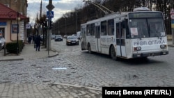 O imagine reprezentantivă pentru Cernăuțiul anului 2022: un troleibuz asamblat în perioada sovietică circulă pe străzile pietruite ale orașului.