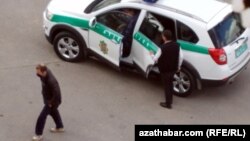 Saýlawlaryň öňüsyrasynda häkimiýetler “ygtybarsyz” diýip hasaplaýan raýatlara basyşlaryny dowam etdirýärler. 