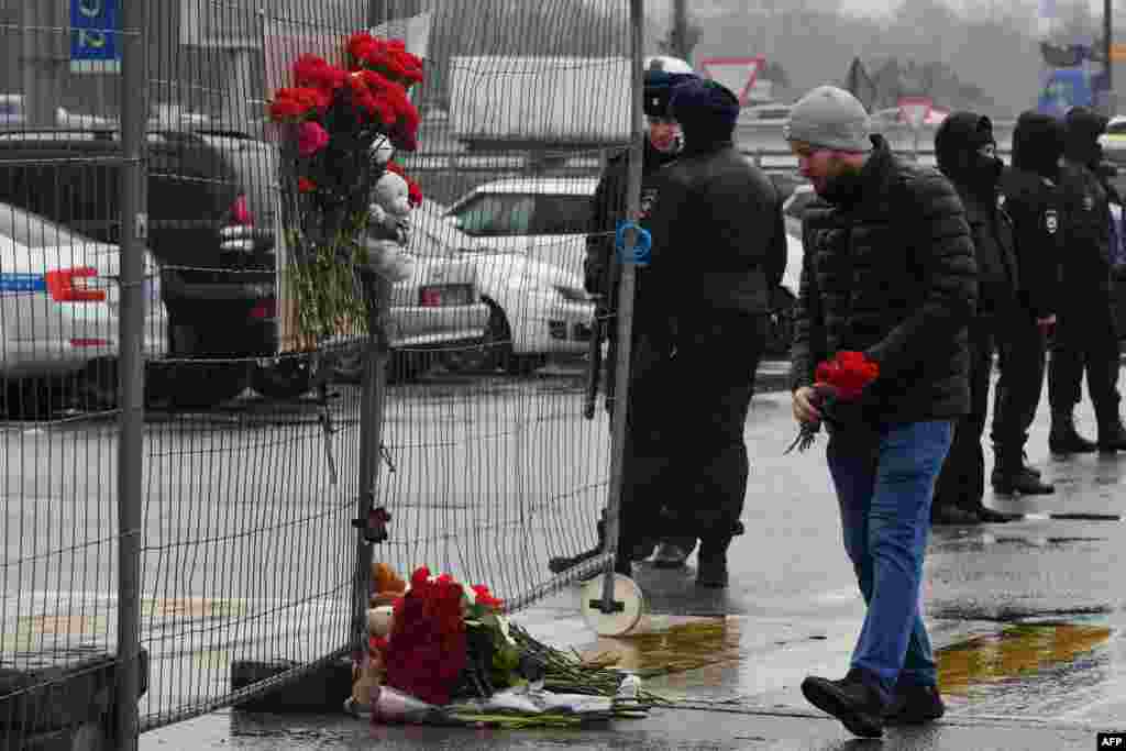 Орусиянын президенти Владимир Путин &ldquo;Крокус Сити Холлдогу&rdquo; кол салуунун курмандыктарына байланыштуу 24-мартты жалпы улуттук аза күтүү күнү деп жарыялады. Каза болгондорду эскерүү үчүн келгендер.&nbsp;