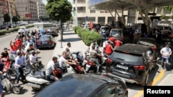 صف موتورها و ماشین‌های منتظرِ سوخت در پمپ‌بنزینی در بیروت، ۲۹ ژوئن ۲۰۲۱