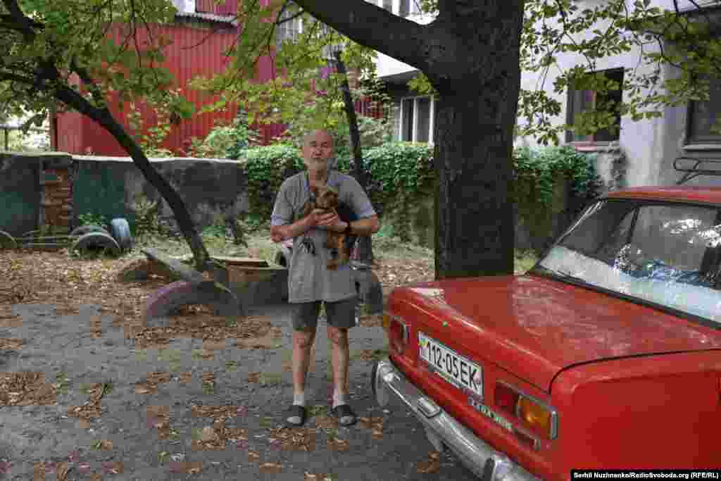 В одному з дворів зустрічаємо місцевого жителя, Сергія, який вигулює свого йоркширського тер'єра Тимоху. За декілька днів до цього Сергій отримав поранення і контузію через влучання КАБу неподалік