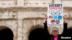 Un demonstrant ține o pancartă cu boicotarea Jocurilor Olimpice de iarnă de la Beijing 2022, cu o zi înainte de summitul G20 de la Roma. 29 octombrie 2021.