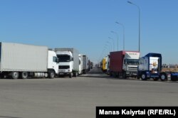 Грузовики на стоянке у казахстанско-китайской границы. Панфиловский район Алматинской области, 6 ноября 2021 года