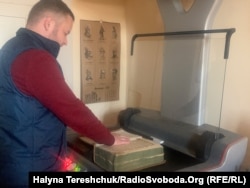 Сканування однієї стародавньої книги займає весь робочий день