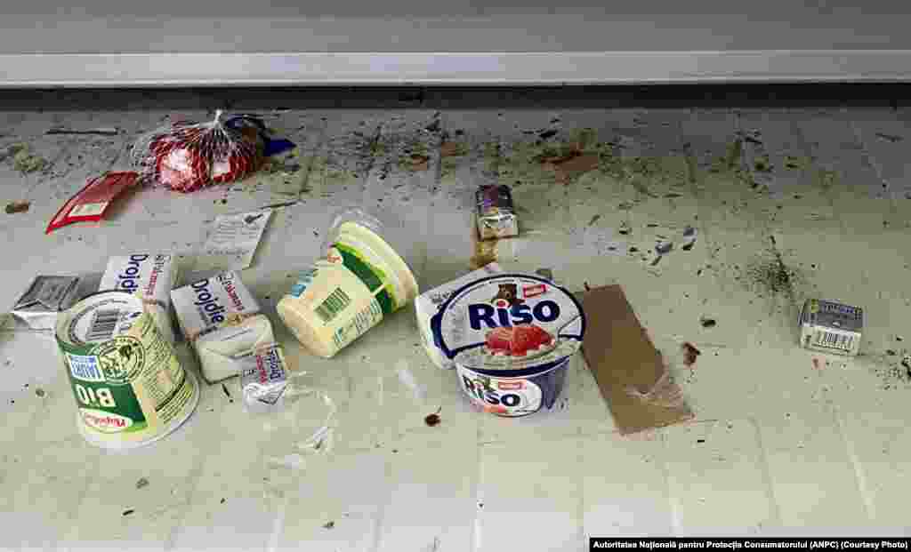Pe lângă faptul că unele produse erau expirate, altele erau ținute în mizerie