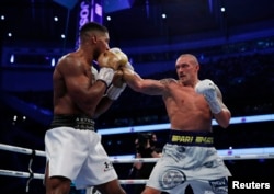 Поєдинок боксерів Олександра Усика (праворуч) і Ентоні Джошуа. Лондон, 25 вересня 2021 року