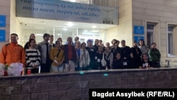 Собравшиеся у суда перед оглашением приговора автору сатирического паблика Qaznews24 Темирлану Енсебеку. Алматы, 11 апреля 2025 года