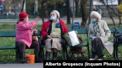 Masca în aer liber nu mai e obligatorie în România, la fel ca multe alte măsuri care ar putea limita răspândirea SARS-CoV-2.