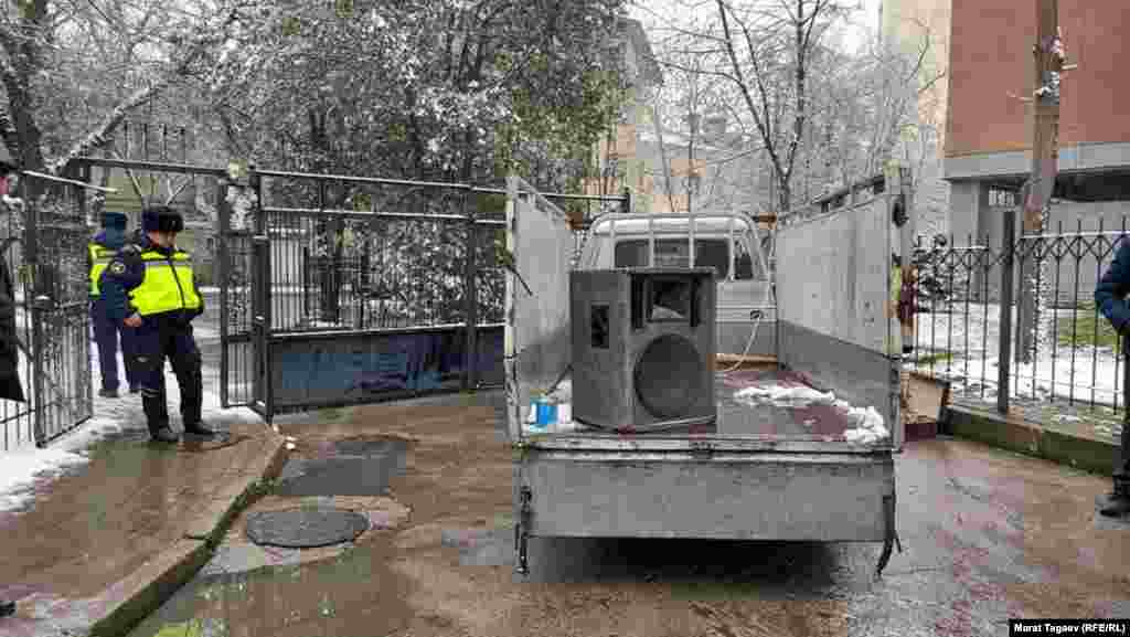 Үн күчөткүч аппараттарды да алып келишкен.