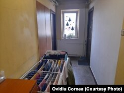 În lipsa balconului, inclusiv rufele sunt puse la uscat pe palier.
