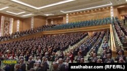 Halk Maslahatynyň mejlisine gatnaşyjylar. Türkmenistanyň "Ýaşlyk" telekanalyndan alnan surat (Arhiw suraty)