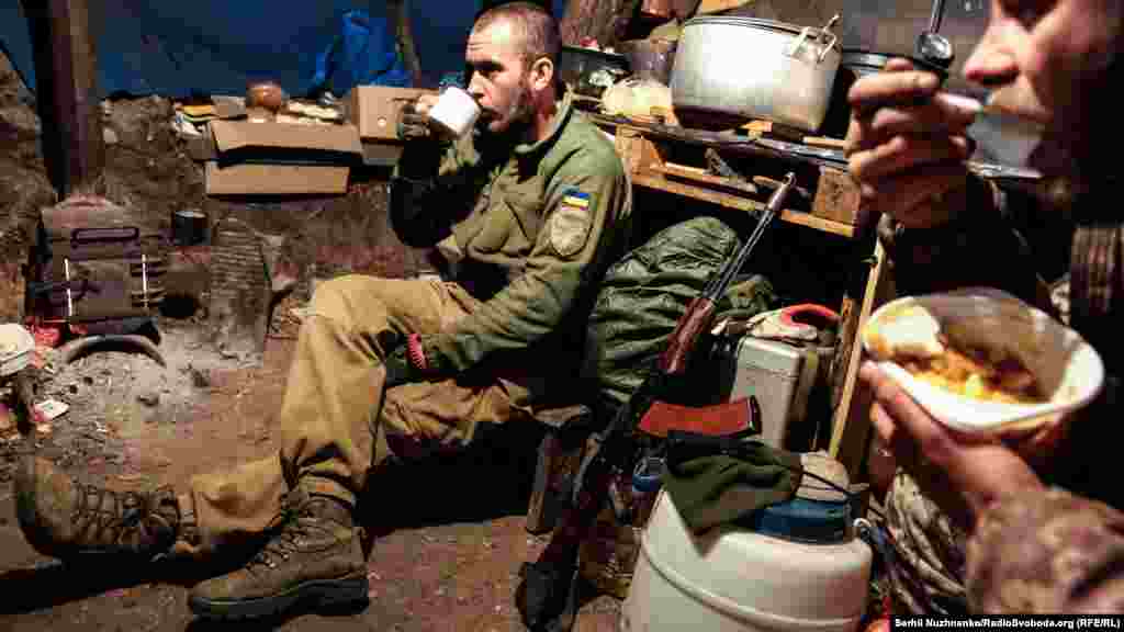 &laquo;На цій війні мені не зрозуміло, чому вона триває досі. Не розумію. Ну може ж воно вирішитися. І на рівні політиків, і військовим шляхом. Але чому так довго триває &ndash; мені не зрозуміло&raquo;, &ndash; замислюється Євген