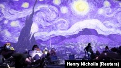 Винсент ван Гогдун "Жылдыздуу түн" картинасы. Британияда өткөн көргөзмө.