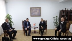 Өкмөттөр аралык комиссиянын жолугушуусу. Солдон оңго - кыргыз өкмөтүнүн чек ара боюнча атайын өкүлү Назирбек Бөрүбаев, Кыргызстандын УКМК төрагасы Камчыбек Ташиев, Тажикстандын УКМК төрагасы Саймумин Ятимов, Тажикстандын вице-премьери Азим Иброхим. (Гулистон ш. 2021-ж. 18-март). 