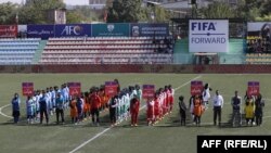 در گذشته تیم های فوتبال دختران نیز در رقابت های اشتراک میکردند و خانواده های زیادی نیز به تماشای مسابقات میرفتند