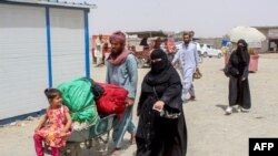 پناهجویان افغان در حال ترک پاکستان 