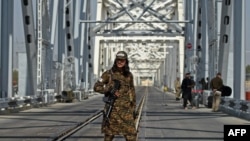 یک سرباز طالبان در گذرگاه حیرتان در شمال افغانستان 