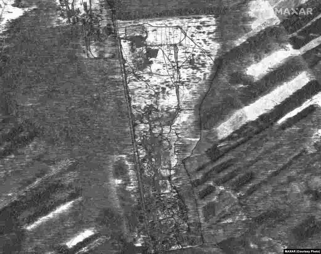 Нові війська в Почепі, західна Росія, 22 лютого 2022 року,&nbsp;Satellite image &copy;2022&nbsp;Maxar Technologies. Компанія Maxar повідомляє, що техніку, яка використовується для транспортування танків, артилерії та важкої техніки, можна побачити в околицях на заході Клинців, приблизно за 40 кілометрів на схід від кордону з Україною