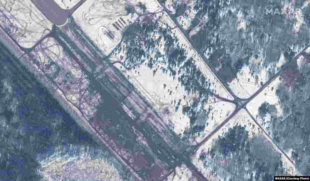 Маркираната земя около летището Зябровка в Беларус показва къде са били войските и техниката. Maxar заявява, че големи сухопътни сили, наскоро разположени на това летище, са в неизвестност.