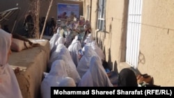 یک مکتب مخفی خانگی در افغانستان - یاداشتی از سحر احمدی که به رادیو آزادی فرستاده و بدون تغییری سخنان نقل شده‌است.