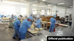 Кыргызстандагы заводдордун бири. Иллюстрациялык сүрөт.