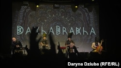 Український етно-гурт «ДахаБраха» у Празі