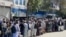 آرشیف - صف طویل مشتریان یکی از بانک های خصوصی افغانستان