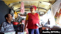 Фәмия Мөхәммәдиева ире белән иске автобуста яши