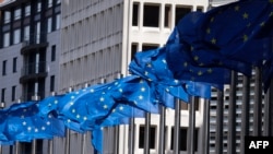 Єврокомісія вказує на те, що в липні ухвалила Делегований регламент, який зобов’язує її до кінця 2025 року завершити огляд третіх країн, які не FATF