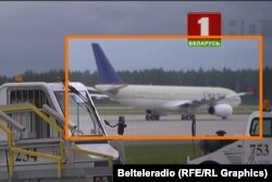 Выгляд самалёта да фарбаваньня на паркоўцы ў Нацыянальным аэрапорце «Мінск». Каляж, для якога скарыстаны скрыншот відэа, апублікаванага дзяржаўным тэлеканалам «Беларусь-1» 28 студзеня 2025 году