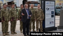 Лидер Меджлиса Рефат Чубаров среди военных-крымских татар