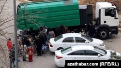 Aşgabadyň ýaşaýyş jaýlarynyň suw üpjünçiliginiň kesilmegi seýrek ýagdaý däl. Käte ilat üçin agyz suwy awtoulagly getirilýär. Aşgabat. (Arhiw suraty)