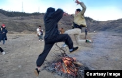 Масленица - все прыгают через костер