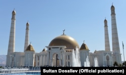 "Türkmenbaşynyň ruhy metjidi" atly metjit. Gypjak.