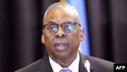 Міністр оборони США Ллойд Остін виступає на відкритті зустрічі Контактної групи з питань оборони України 19 березня 2024 року на авіабазі США в Рамштайні, Німеччина