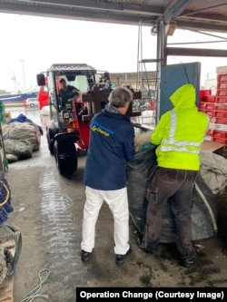 Рибальські сітки готують до відправки на фронт до України. Швеція