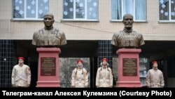 Бюсты Ивана Коковина (слева) и Майкла Глосса во дворе школы №115, Донецк (телеграм-канал Алексея Кулемзина)