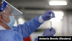  Combinația cheaguri de sânge - trombocite scăzute este foarte rară, iar beneficiile generale ale vaccinului în prevenirea COVID-19 sunt mai mari decât riscurile de reacții adverse, spune Agenția Europeană a Medicamentului. 