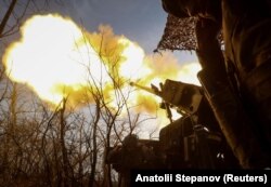 ЗСУ ведуть вогонь із самохідної гаубиці «Цезар» по російських військах на передовій поблизу Покровська на Донеччині, Україна, 23 листопада 2025 року