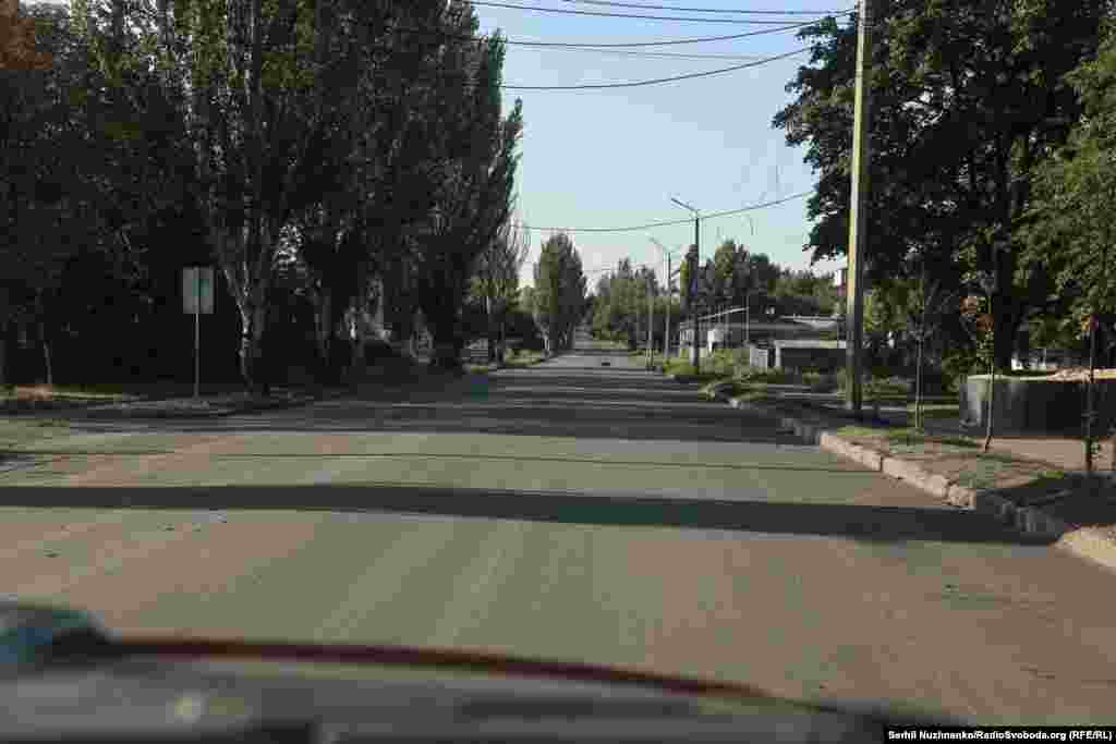 Виїжджаємо з міста, на порожніх вулицях Добропілля бігають покинуті собаки. Від міста до лінії фронту близько 7-10 кілометрів