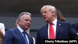 Президент США Дональд Трамп (праворуч) розмовляє зі спецпосланцем Стівом Віткоффом під час Відкритого чемпіонату США з тенісу в Нью-Йорку, 7 вересня 2025 року