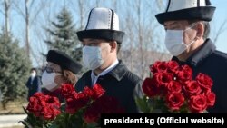 Президент Садыр Жапаров жана мурдагы президенттер Роза Отунбаева менен Сооронбай Жээнбеков, "Ата-Бейит" мемориалдык комплекси, 7-ноябрь 2020-жыл. 