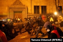 Полиция распыляет слезоточивый газ для разгона демонстрантов