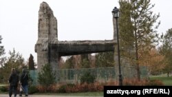 A fragment of the former presidential residence, burned down during the January events. October 29, 2025