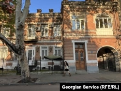 კომპანიის არსებობის კვალი უზნაძის 111-ში არც შენობის მხრიდან გარე ფასადზე ჩანს და არც ეზოში.