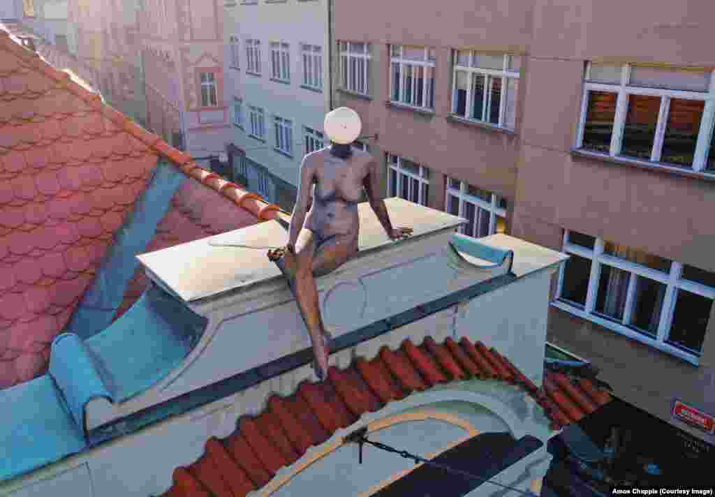 Statua sa lampom (moderna češka umetnost može biti čudna) na krovu Palate Dejm.