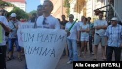 O întrebare a moldovenilor la protestul împotriva scumpirii curentului electric, Chișinău, 22 iulie 2015