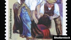 Трима души изхвърлят алкохол. Пощенска марка, отпечатана в САЩ по време на сухия режим.